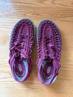 KEEN Women’s Magenta Woven Bungee Sandals